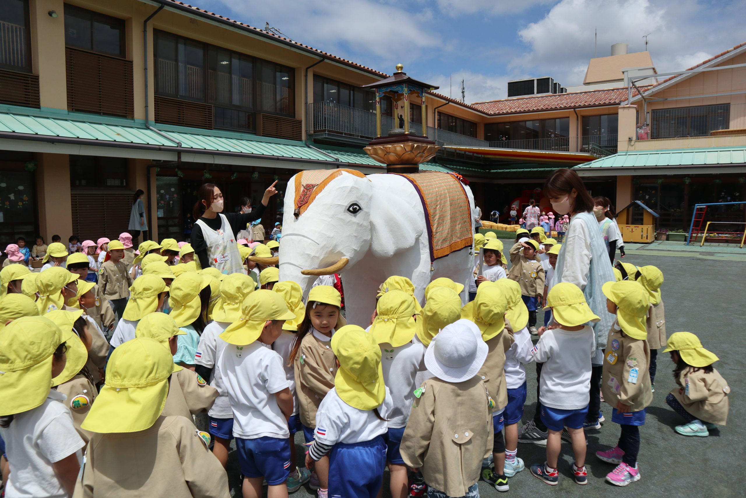 小斑あかり 花まつりのゾウさん 3mの白いゾウ！ 釈迦の誕生祝う「花まつり」 | 上越妙高タウン情報